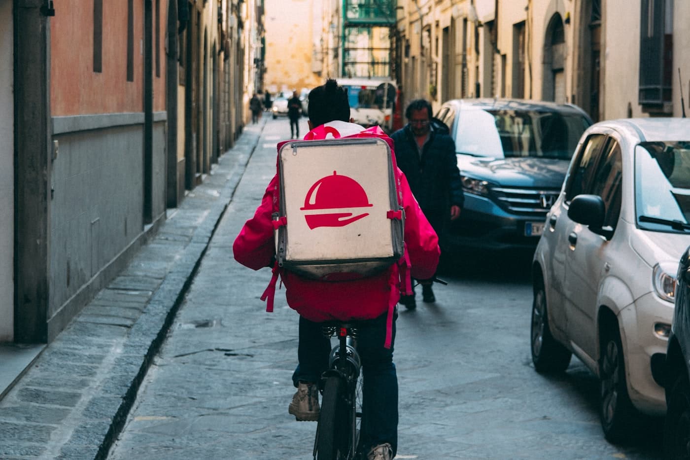 Livreur à vélo avec sac isotherme en ville